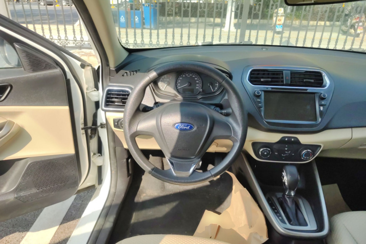 福特 福睿斯 2015款 1.5L 自动舒适型中控内饰13