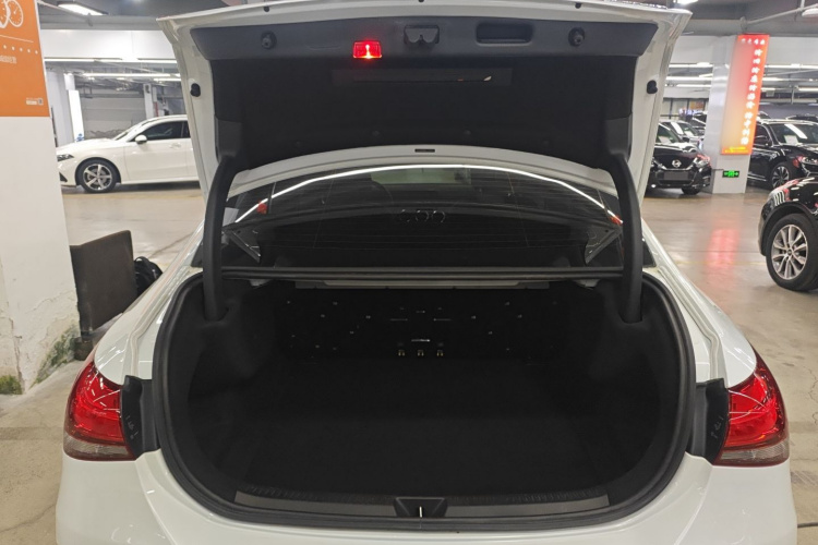 奔驰A级 2020款 改款二 A 180 L 运动轿车机舱底盘23