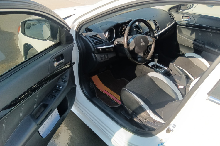 三菱 翼神 2016款 1.8L CVT黑白复刻版中控内饰20