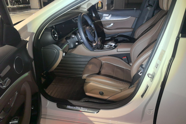 奔驰E级 2017款 E 200 L 运动型 4MATIC局部细节19