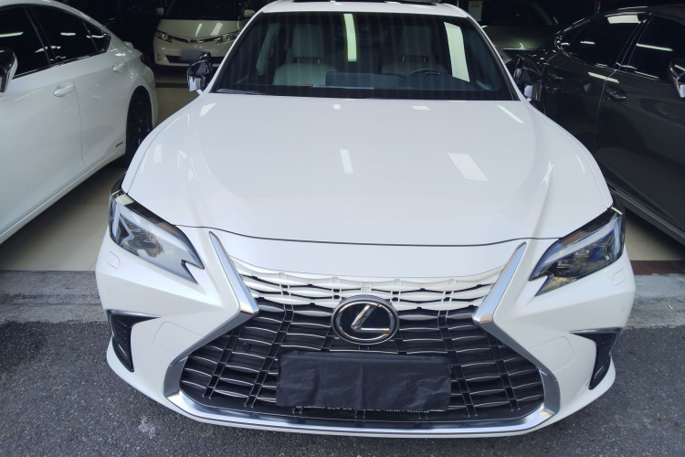 雷克萨斯ES 2025款 300h 臻享版车身外观2