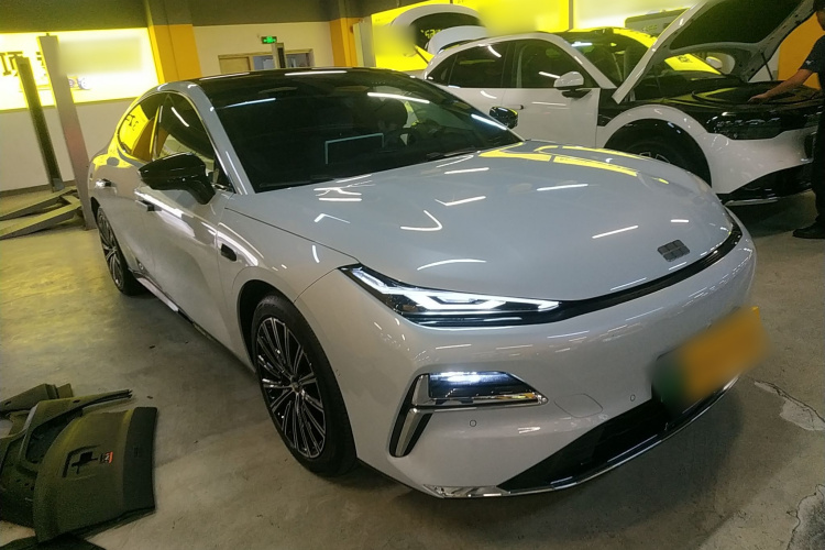 吉利银河 银河星耀8 2025款 130km EM-i 旗舰版车身外观3