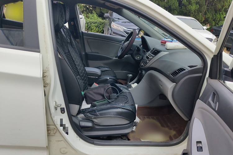 现代 瑞纳 2014款 1.4L 自动智能型GLS局部细节9005