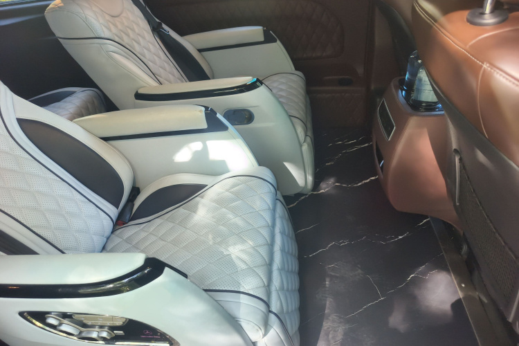 奔驰 威霆 2020款 2.0T 精英版 7座中控内饰21