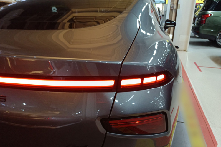 小鹏P7 2020款 562E性能版车身外观9