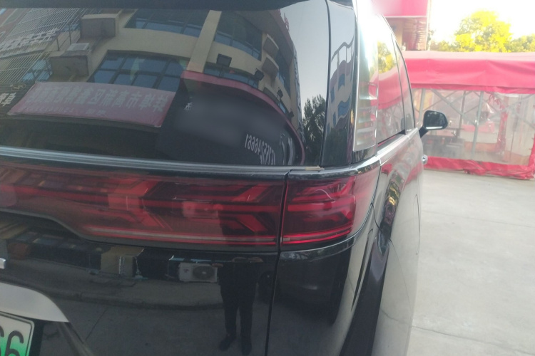 腾势D9 2022款 DM-i 1040 尊贵型车身外观9