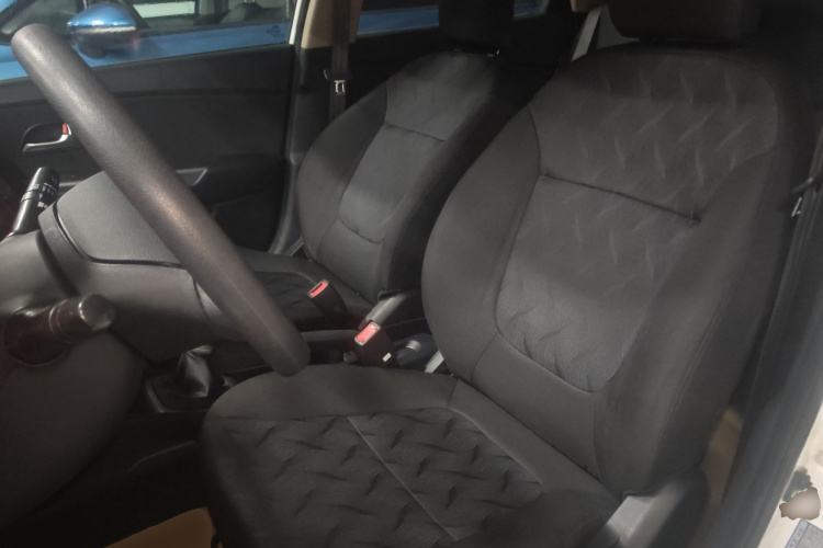 起亚K2 2015款 三厢 1.4L MT GLS中控内饰19