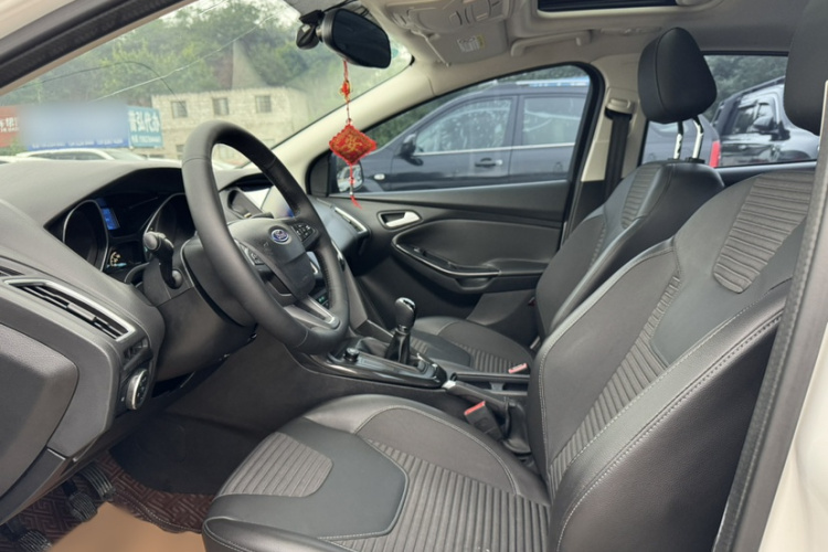 福特 福克斯 2015款 三厢 1.6L 手动风尚型车身外观6004