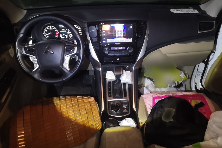 三菱 帕杰罗(进口) 2019款 3.0L 自动标准版中控内饰12