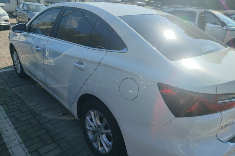 荣威i5 2023款 1.5L CVT豪华版车身外观6003