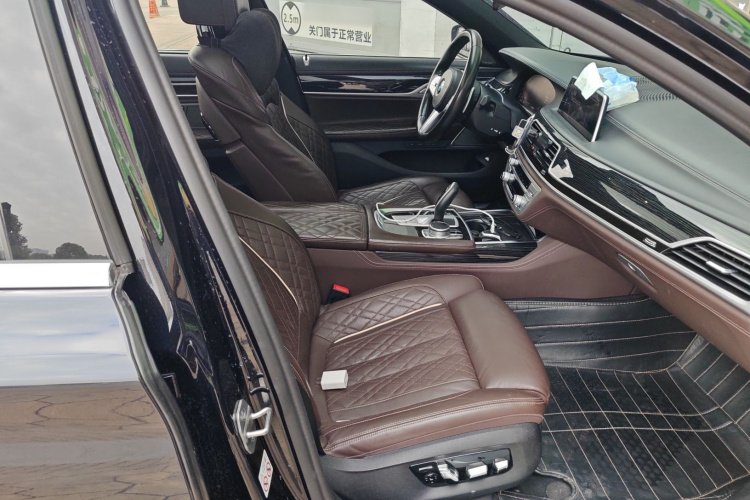 宝马7系 2021款 740Li 领先型 M运动套装局部细节41