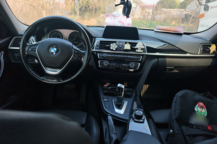 宝马3系 2018款 318i中控内饰12