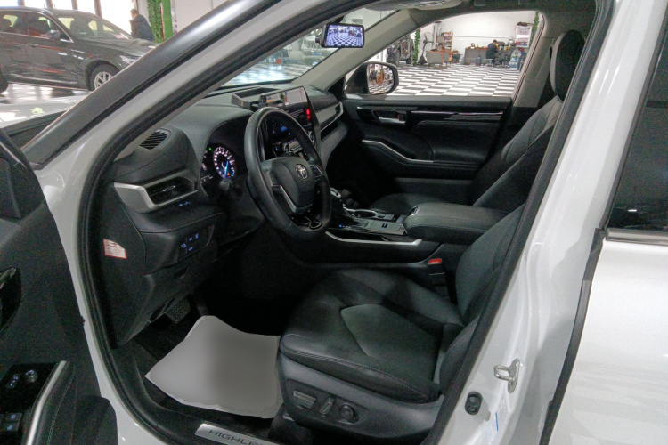 丰田 汉兰达 2022款 双擎 2.5L 四驱尊贵版 7座中控内饰19