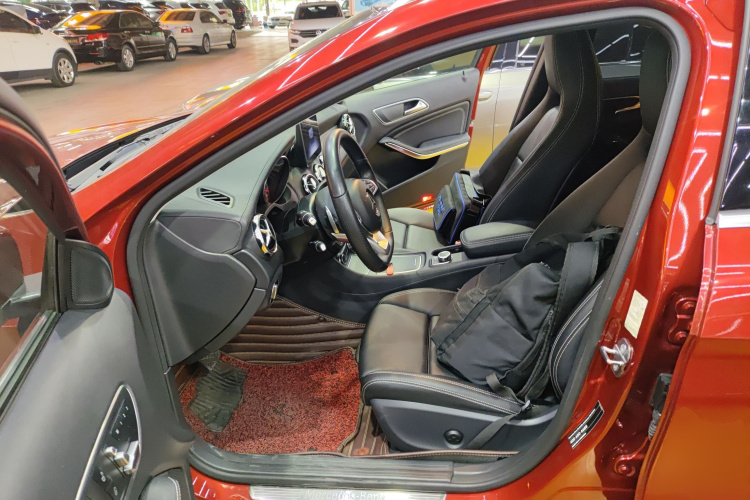 奔驰GLA 2019款 GLA 200 时尚型中控内饰19