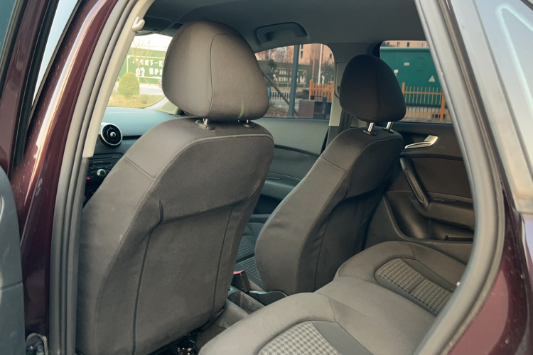 奥迪A1 2014款 30 TFSI Sportback时尚型中控内饰7001