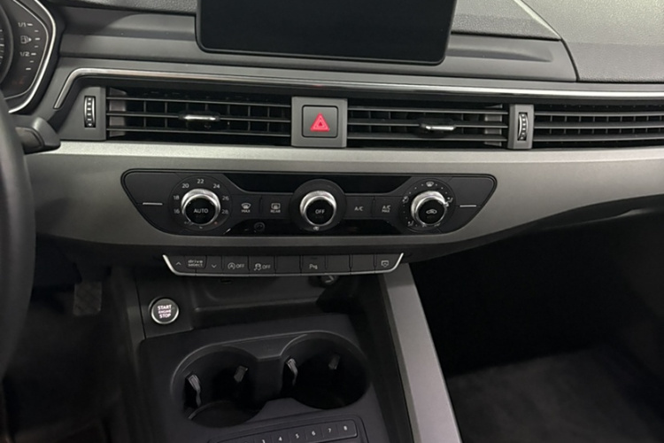 奥迪A4L 2018款 30周年年型 40 TFSI 进取型局部细节9008