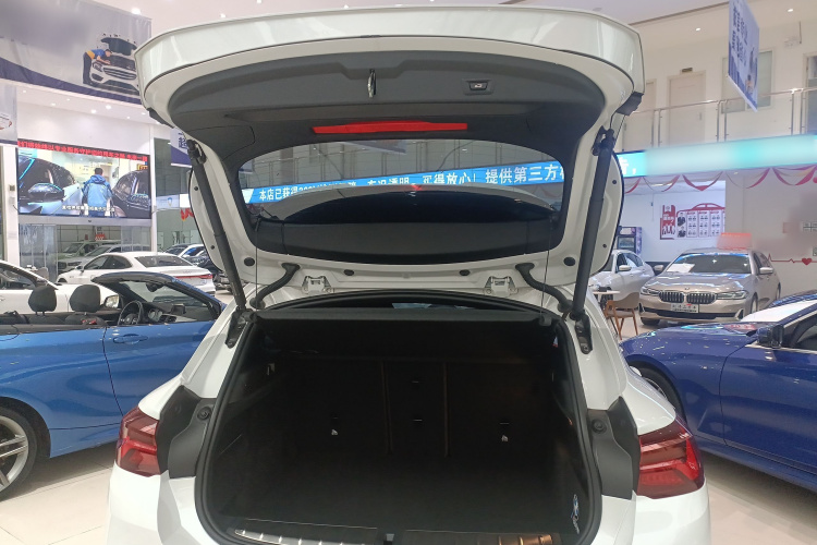 宝马X2 2022款 sDrive25i 曜夜版机舱底盘23