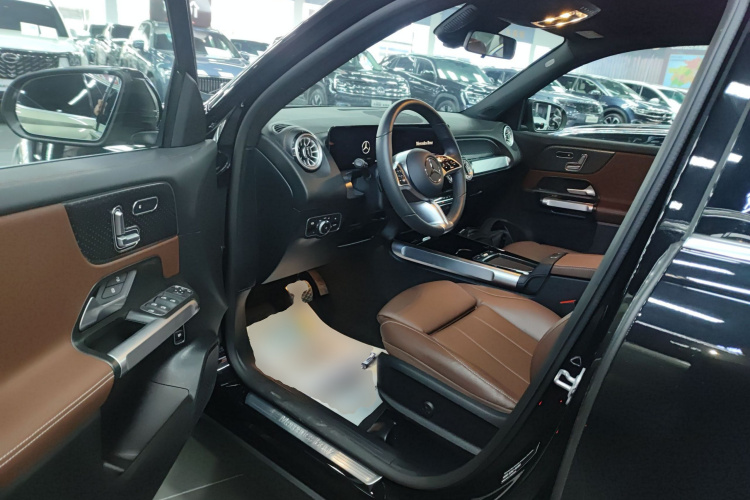 奔驰GLB 2024款 改款 GLB 220 时尚型中控内饰7003