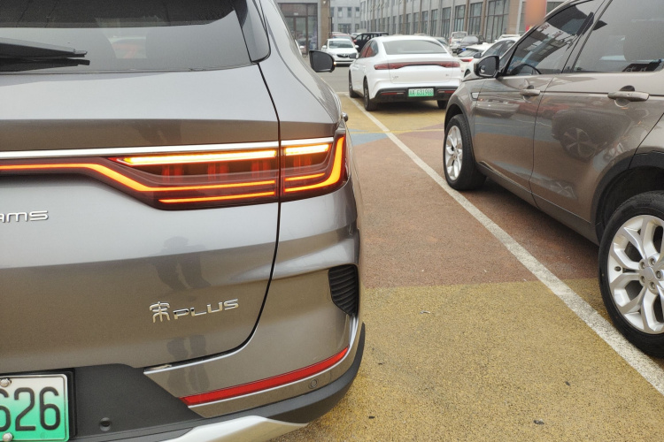 比亚迪 宋PLUS新能源 2021款 DM-i 51KM 尊荣型车身外观9