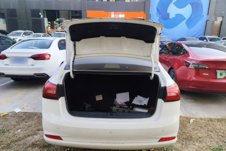 荣威360 2018款 PLUS 1.5L 自动尊享版机舱底盘23