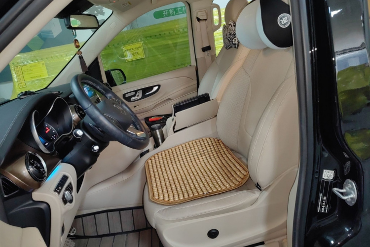 奔驰V级 2020款 V 260 L 长轴距豪华版中控内饰19