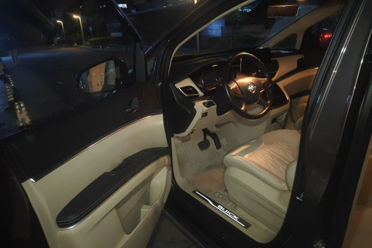 别克GL8 2023款 陆上公务舱 智慧尊贵型中控内饰20