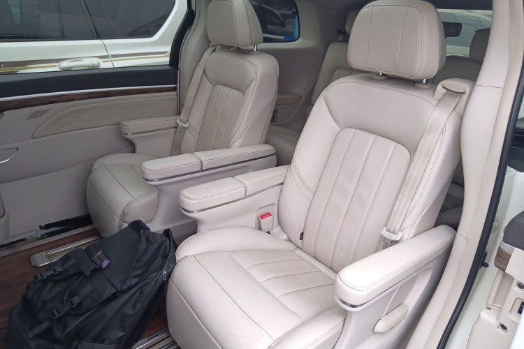 广汽传祺 传祺M8 2018款 320T 尊贵版中控内饰7004