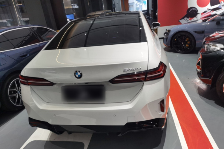 宝马5系 2025款 530Li 领先型 M运动套装车身外观6