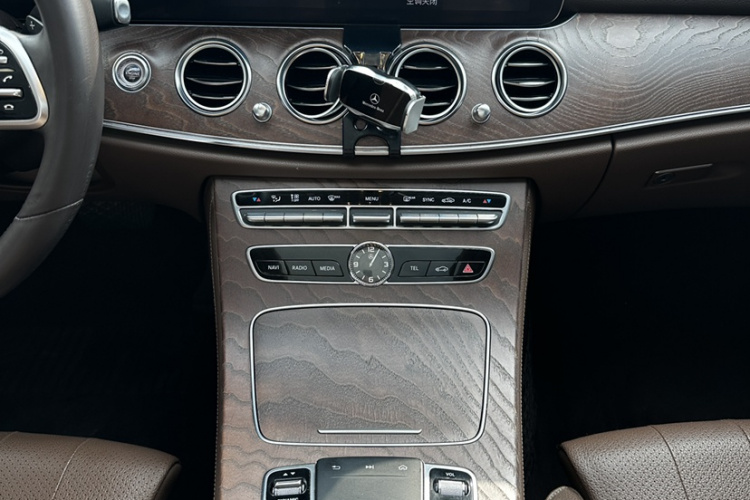 奔驰E级 2020款 E 260 L中控内饰7005