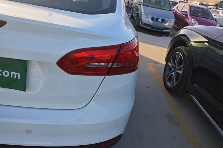 福特 福克斯 2018款 三厢经典 EcoBoost 180 自动精英型车身外观9