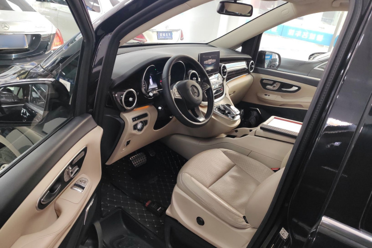奔驰V级 2018款 V 260 L 尊贵加长版 国V中控内饰20