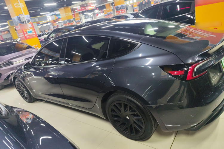 特斯拉 Model 3 2023款 长续航全轮驱动版车身外观4