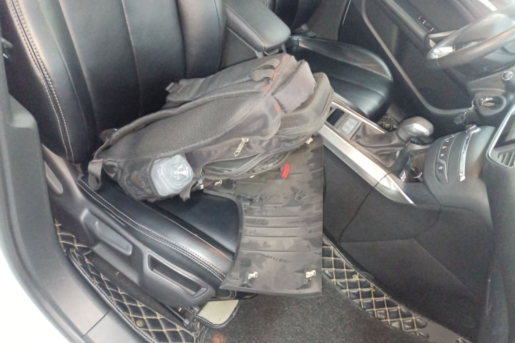 标致308S 2015款 1.6T 自动劲驰版局部细节41