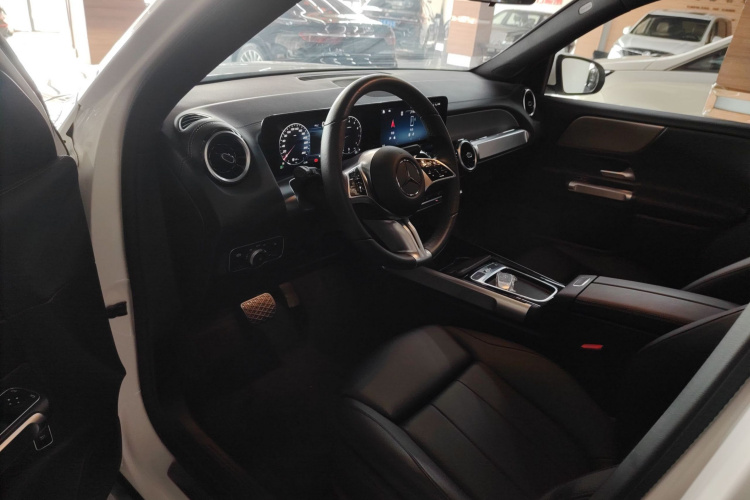 奔驰GLB 2024款 GLB 200 动感型中控内饰7003