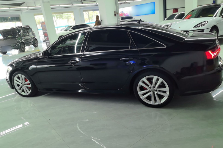 奥迪A6L 2018款 30周年年型 50 TFSI quattro 尊享型车身外观4