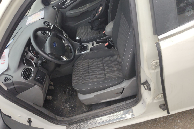 福特 福克斯 2013款 两厢经典 1.8L 手动百万纪念版中控内饰19