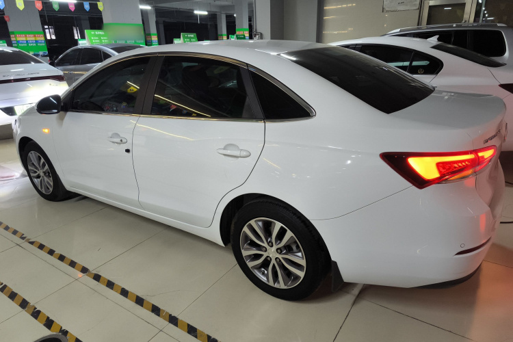 别克 英朗 2021款 改款 1.3T 自动轻混动精英型车身外观4