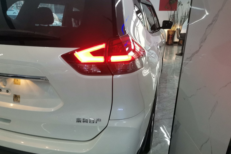 日产 奇骏 2021款 2.0L CVT 2WD XL ITS智联舒适版车身外观9