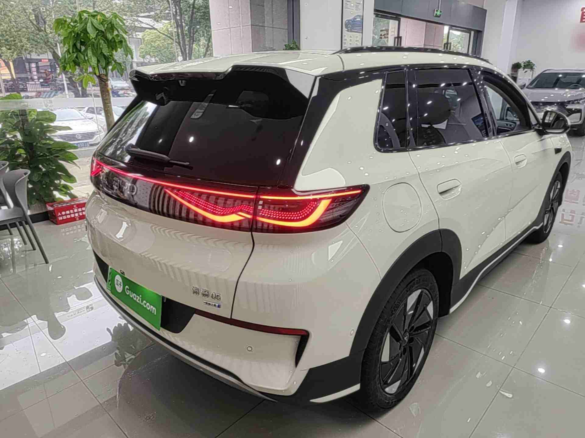 车辆右后45度外观展示