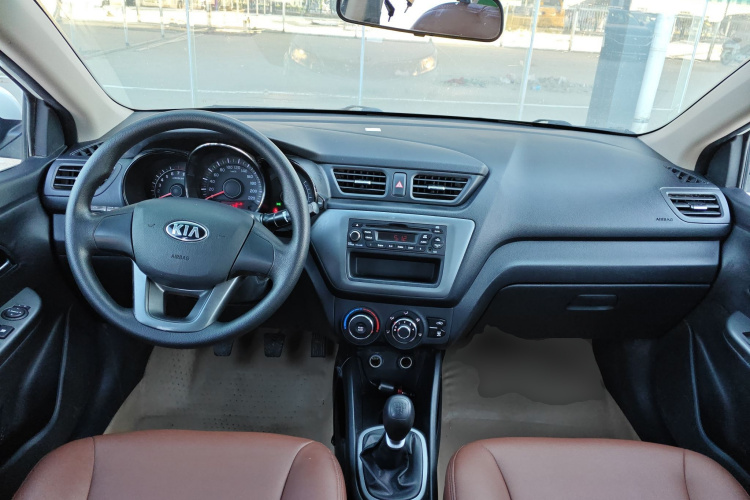 起亚K2 2012款 三厢 1.4L MT GLS纪念版中控内饰12