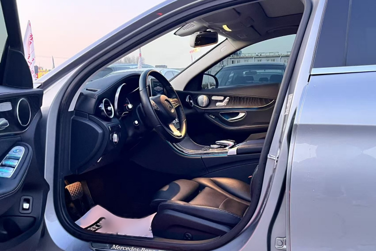 奔驰C级 2015款 C 200 L 运动型中控内饰7001