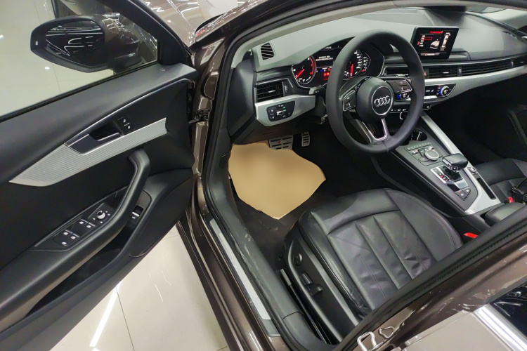 奥迪A4L 2017款 40 TFSI 时尚型中控内饰20