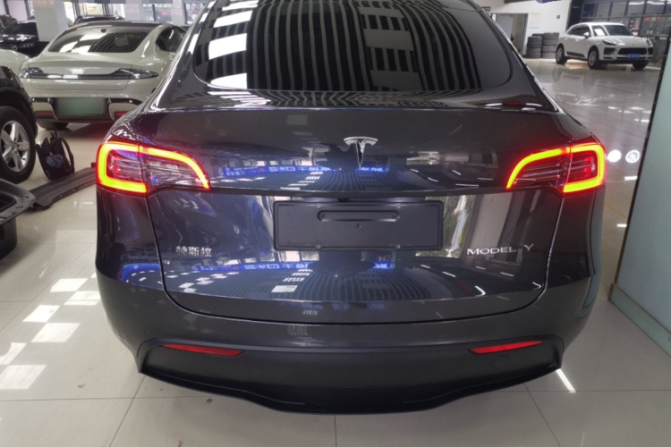 特斯拉 Model Y 2024款 后轮驱动版车身外观6004