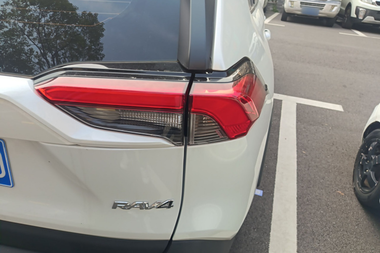 丰田 RAV4荣放 2024款 2.0L CVT两驱都市版车身外观9