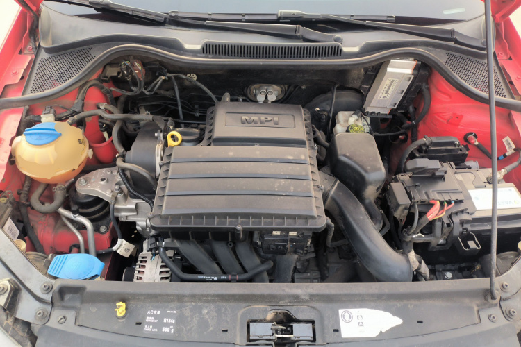 大众 Polo 2014款 1.6L 自动舒适版机舱底盘24