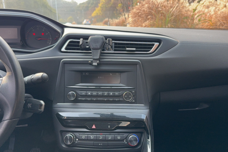 标致308 2016款 1.6L 手动时尚版局部细节16