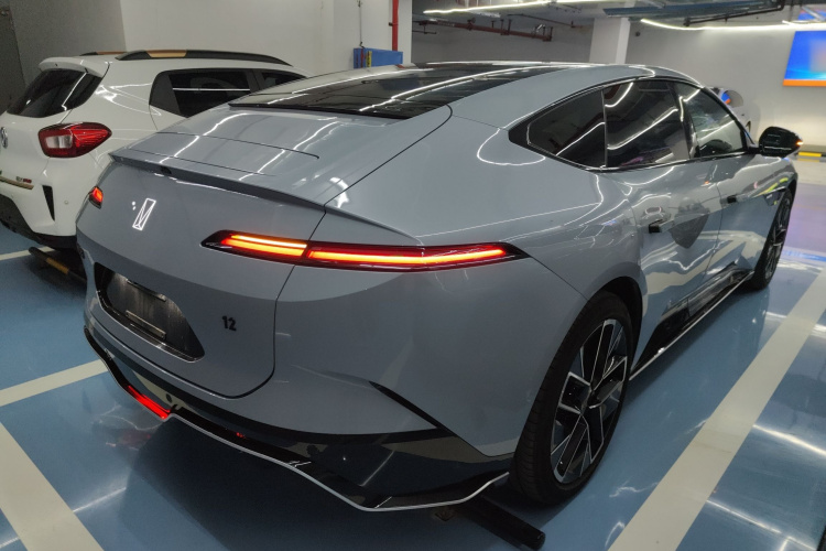 阿维塔12 2023款 650 三激光四驱性能版车身外观7