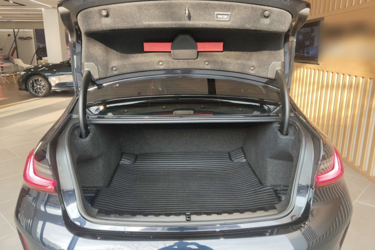 宝马3系 2023款 325Li M运动曜夜套装机舱底盘23