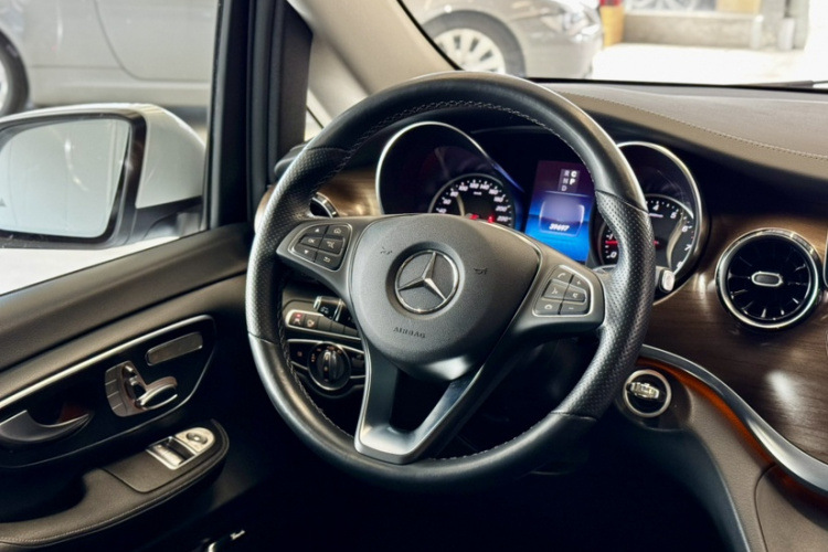 奔驰V级 2020款 V 260 L 长轴距豪华版中控内饰7011