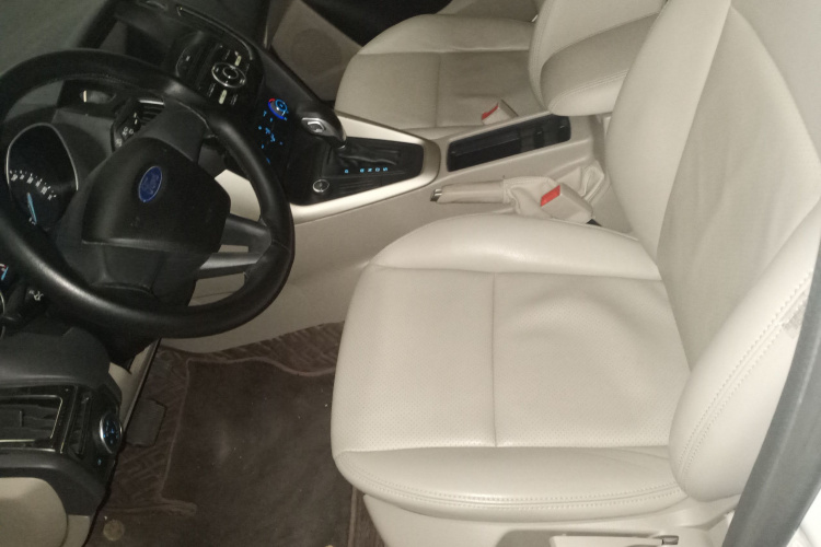 福特 福克斯 2018款 三厢经典 1.6L 自动舒适型智行版中控内饰19